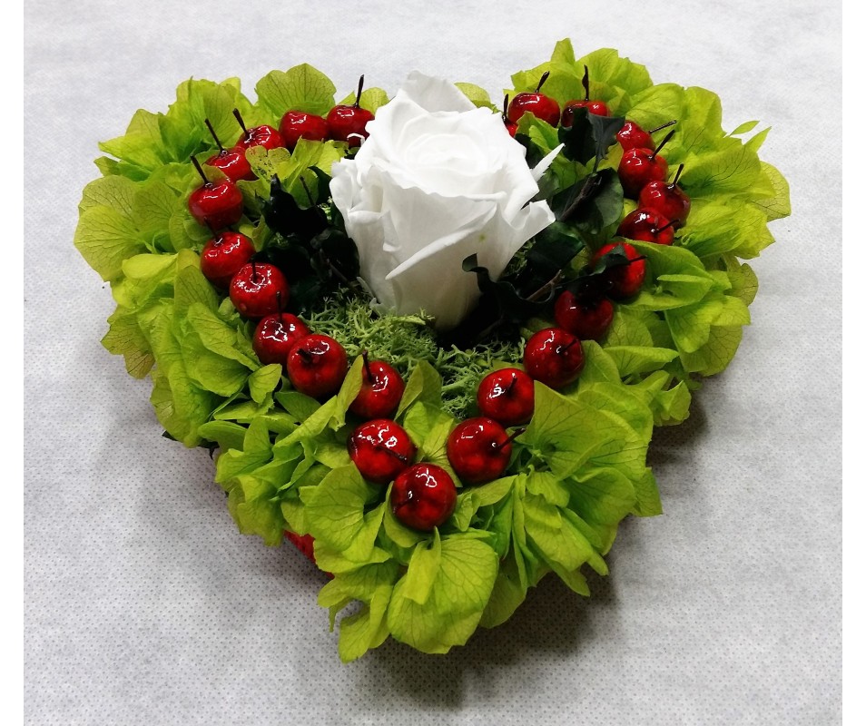 Cuore con rosa rossa stabilizzata su prato verde ( solo per Milano )