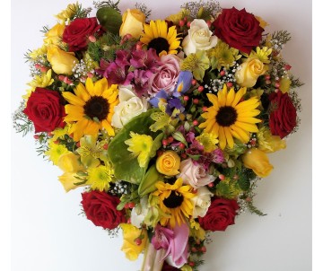 Cuore di fiori colorati di stagione