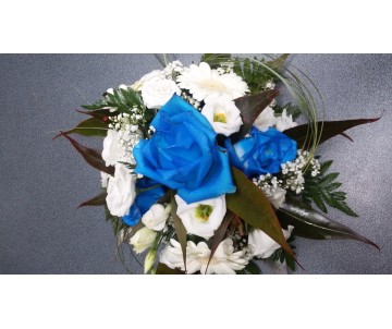 Centrotavola con fiori bianchi e blu