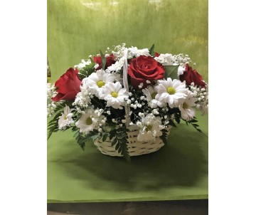 Centrotavola rose rosse margherite bianche gisofila e verde di stagione