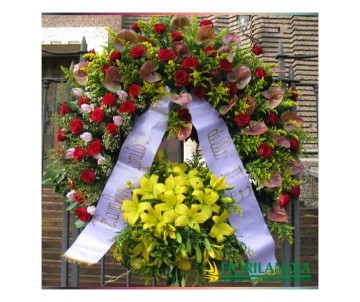 Corona funebre con fiori di stagione dai colori caldi