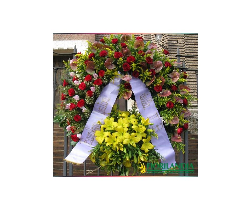 Corona funebre con fiori di stagione dai colori caldi