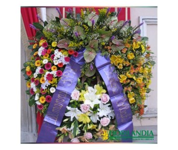 Corona funebre con fiori di stagione
