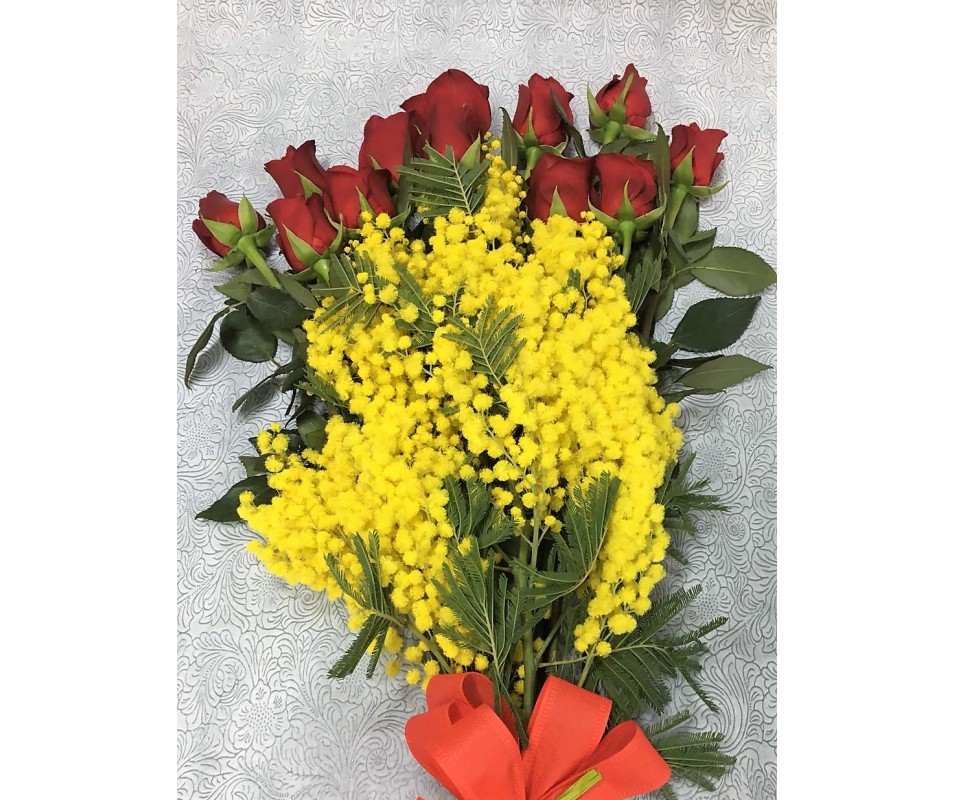 Mimosa con 12 rose rosse