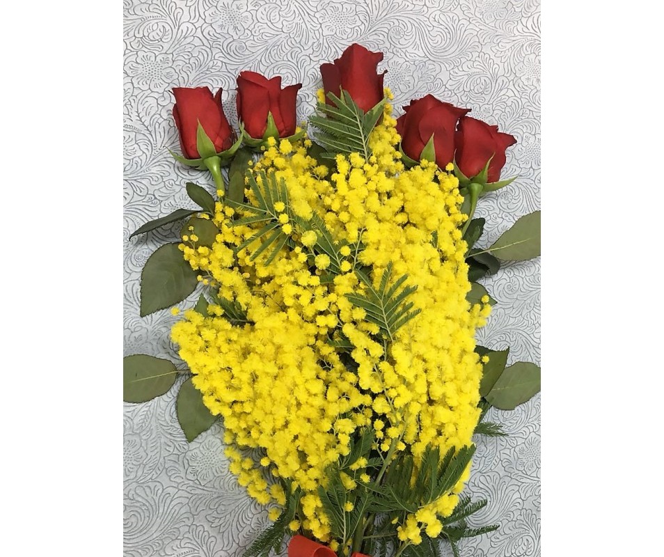 Mimosa con 5 rose rosse