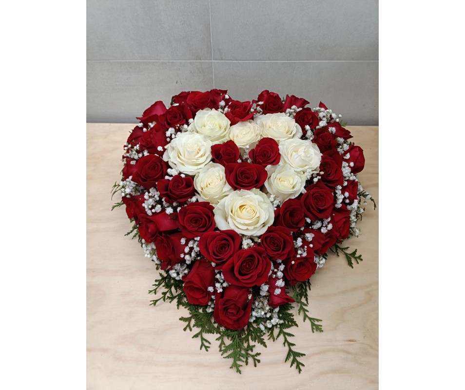 Cuore rose rosse con cuore rose bianche