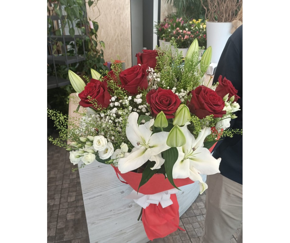 Bouquet Elegante Rose Rosse e Lilium Bianchi