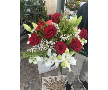 Bouquet Elegante Rose Rosse e Lilium Bianchi