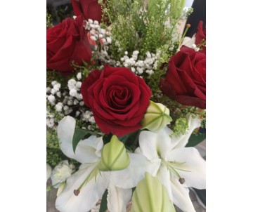 Bouquet Elegante Rose Rosse e Lilium Bianchi