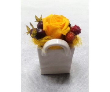 Rosa gialla stabilizzata in ceramica a forma di borsetta ( solo per Milano )