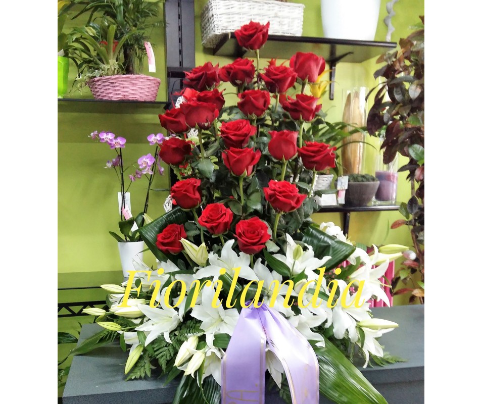 Cesto di fiori bianchi e rossi