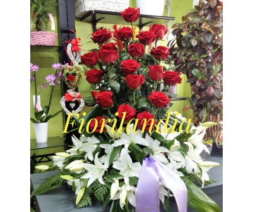Cesto di fiori bianchi e rossi